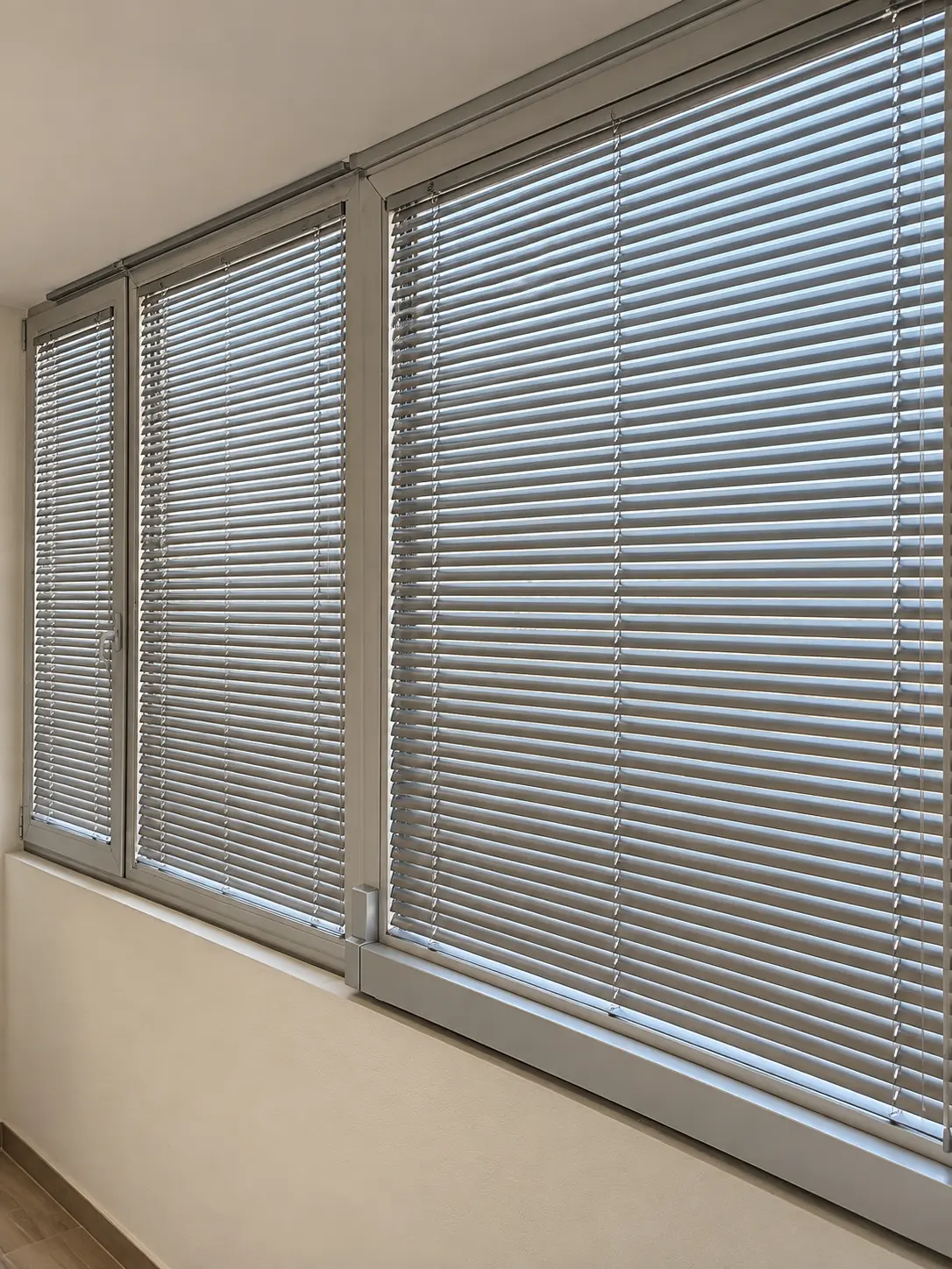 Persiana de aluminio instalada en una ventana en Temuco