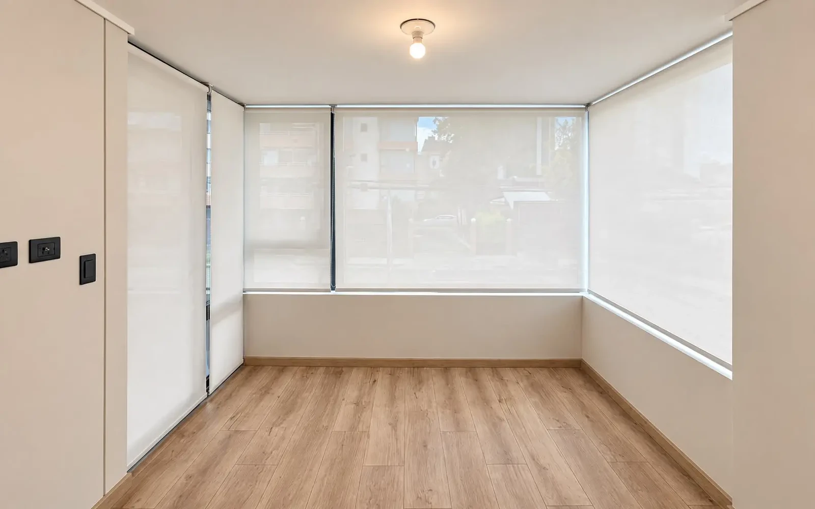 Cortina roller sunscreen instalada en un living en Temuco