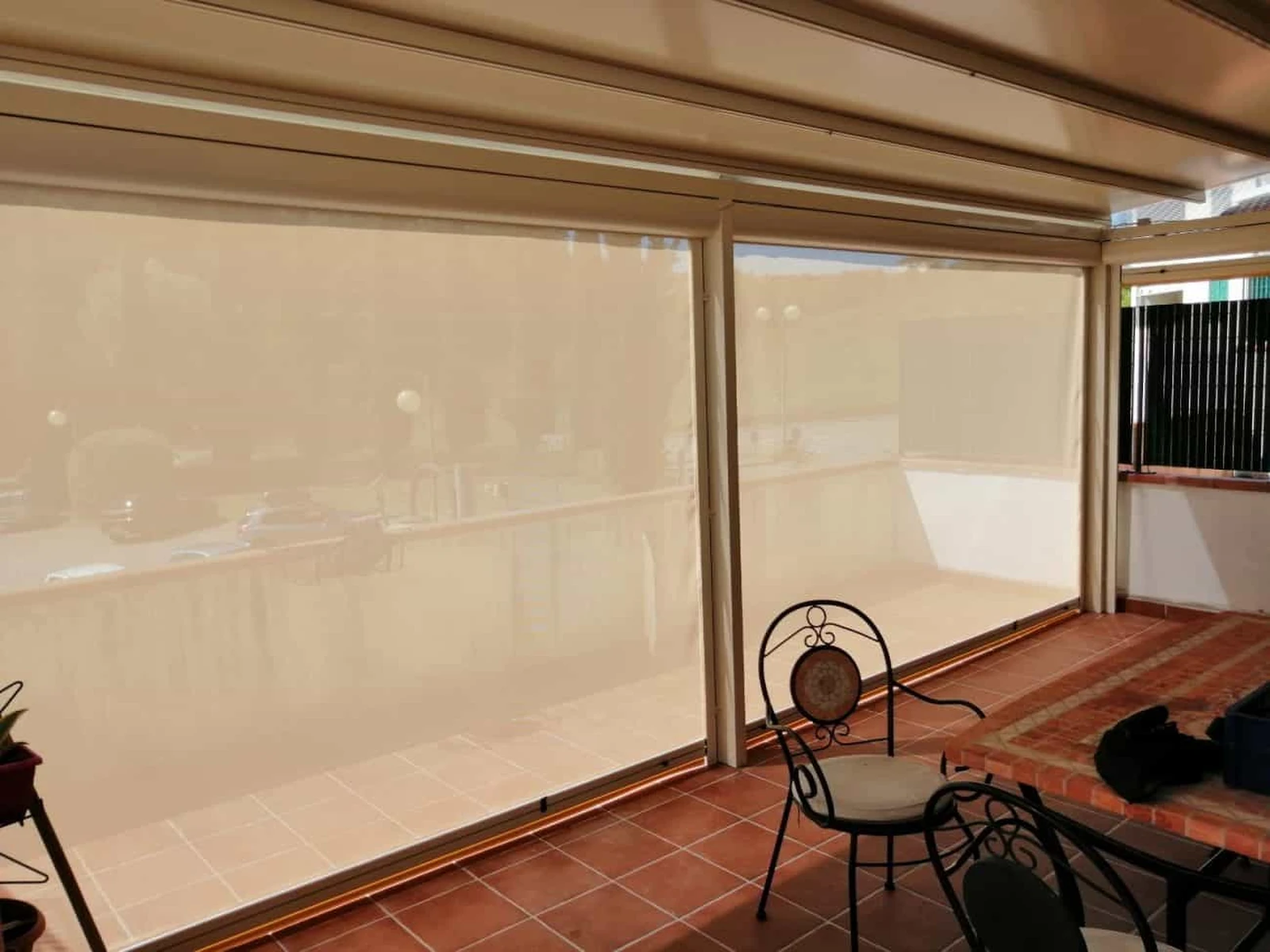 Toldo vertical instalado en una terraza en Temuco