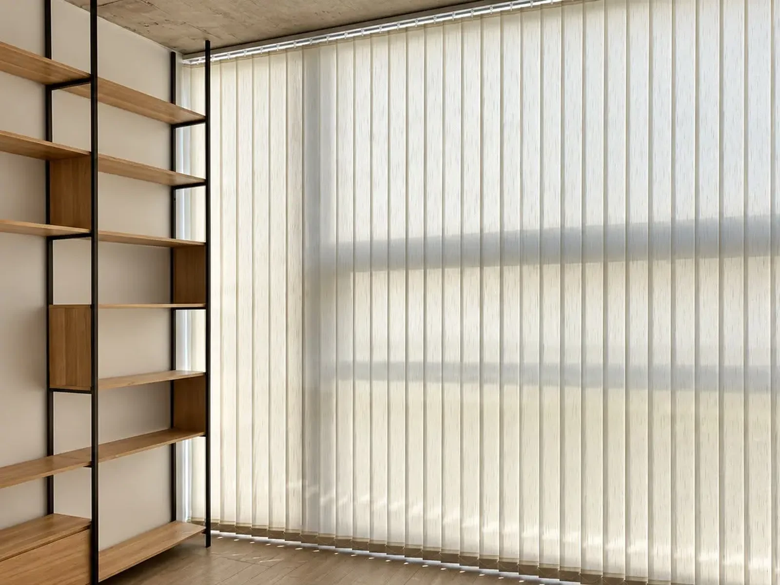 Cortinas verticales en un ventanal amplio en Temuco